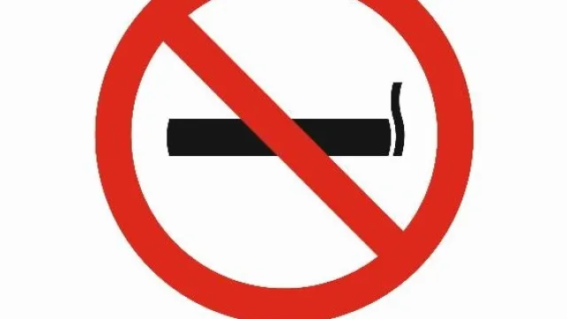 Egy cigaretta áthúzott piros körben, alatta tilos a dohányzás felirat 